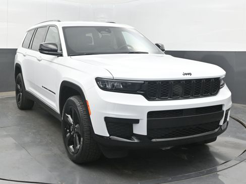 Used 2024 Jeep Grand Cherokee L Laredo image 2