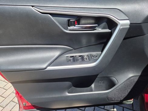 Used 2019 Toyota RAV4 XLE w/ Convenience Package FWD image 27