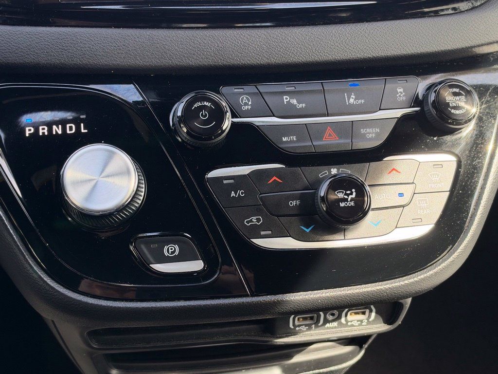 Used 2025 Chrysler Pacifica Select FWD image 27
