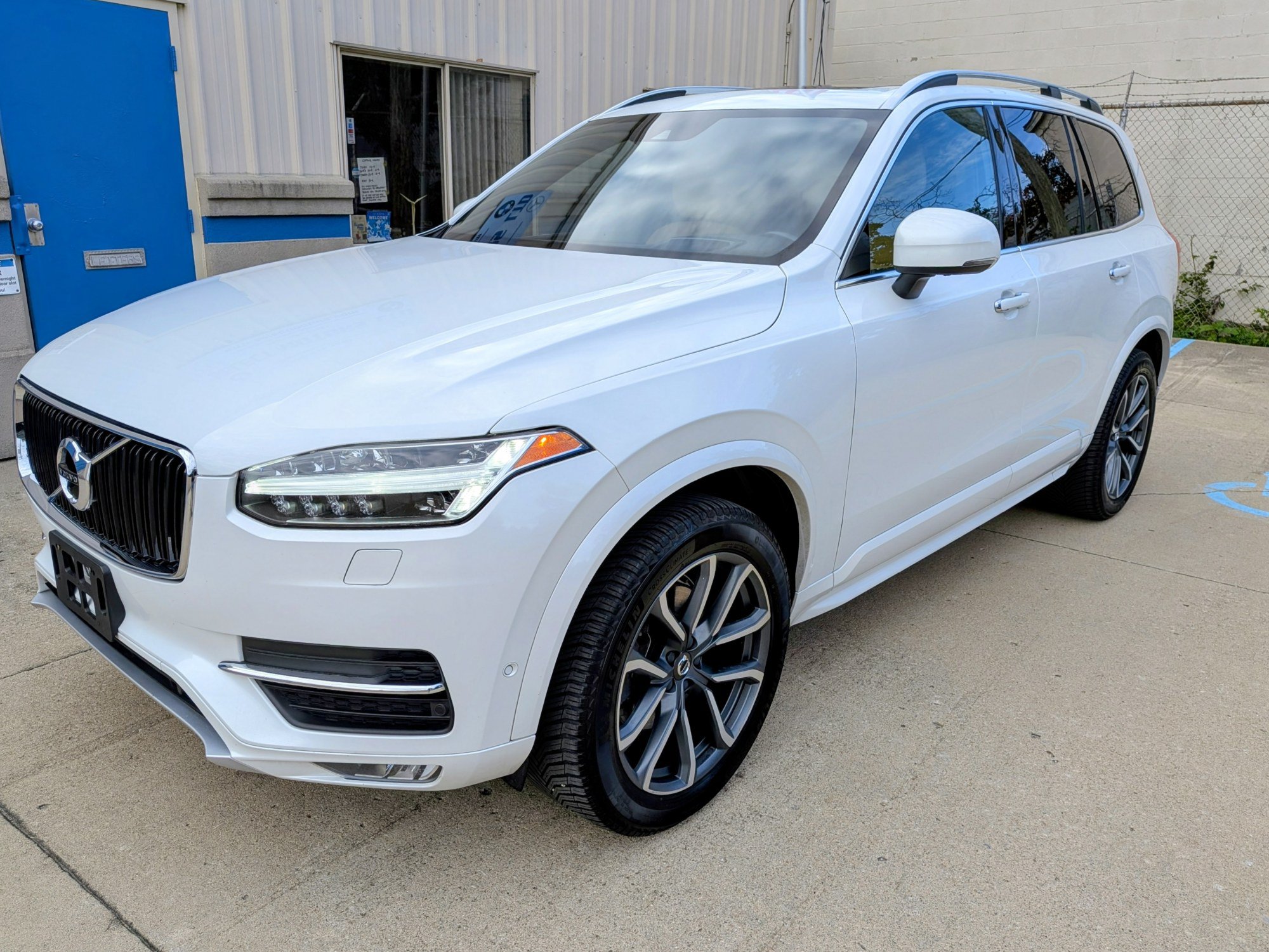 Used 2019 Volvo XC90 T6 Momentum w/ Advanced Package AWD/4WD image 1