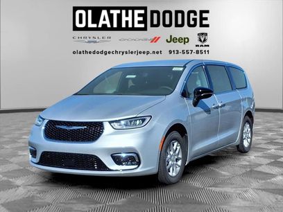 New 2026 Chrysler Pacifica Select