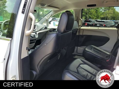 Used 2022 Chrysler Pacifica Touring-L FWD image 15