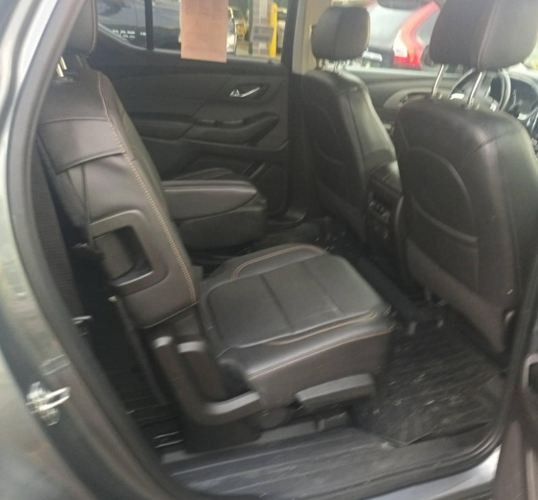 Used 2021 Chevrolet Traverse LT w/ LT Premium Package AWD/4WD image 4