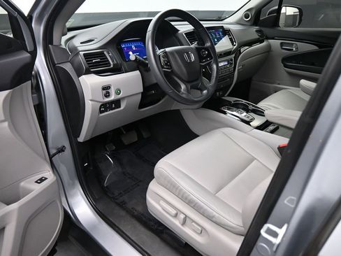Used 2022 Honda Pilot Touring image 2
