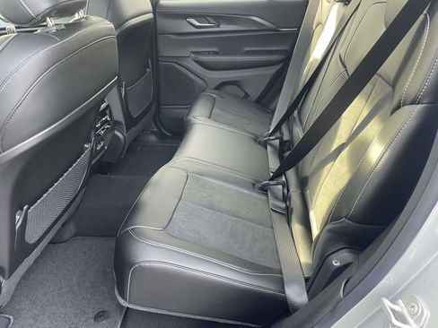 New 2025 Jeep Grand Cherokee Altitude image 19