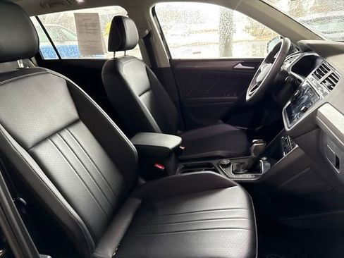 Used 2023 Volkswagen Tiguan SE w/ Panoramic Sunroof Package image 13