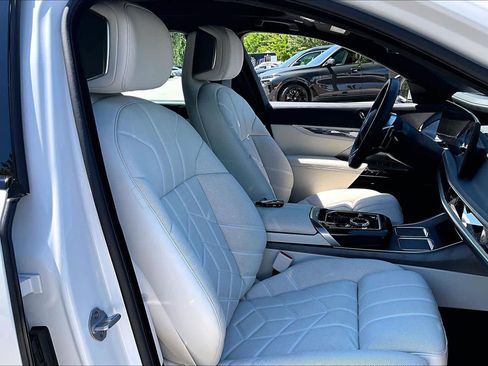 Used 2025 BMW 750e xDrive w/ Executive Package AWD/4WD image 8