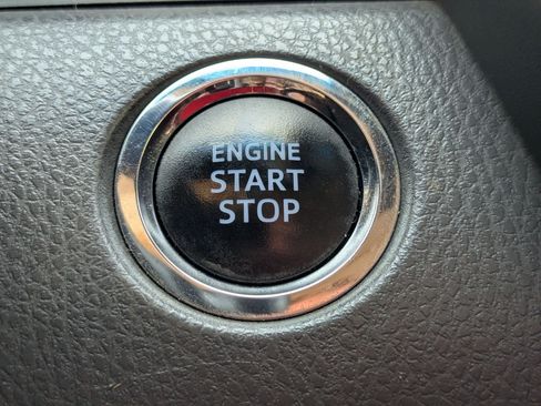 Used 2018 Toyota Camry SE w/ Moonroof Package FWD image 21