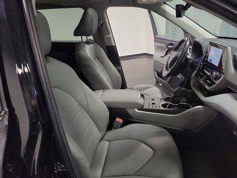 Used 2023 Toyota Highlander XLE AWD/4WD image 26