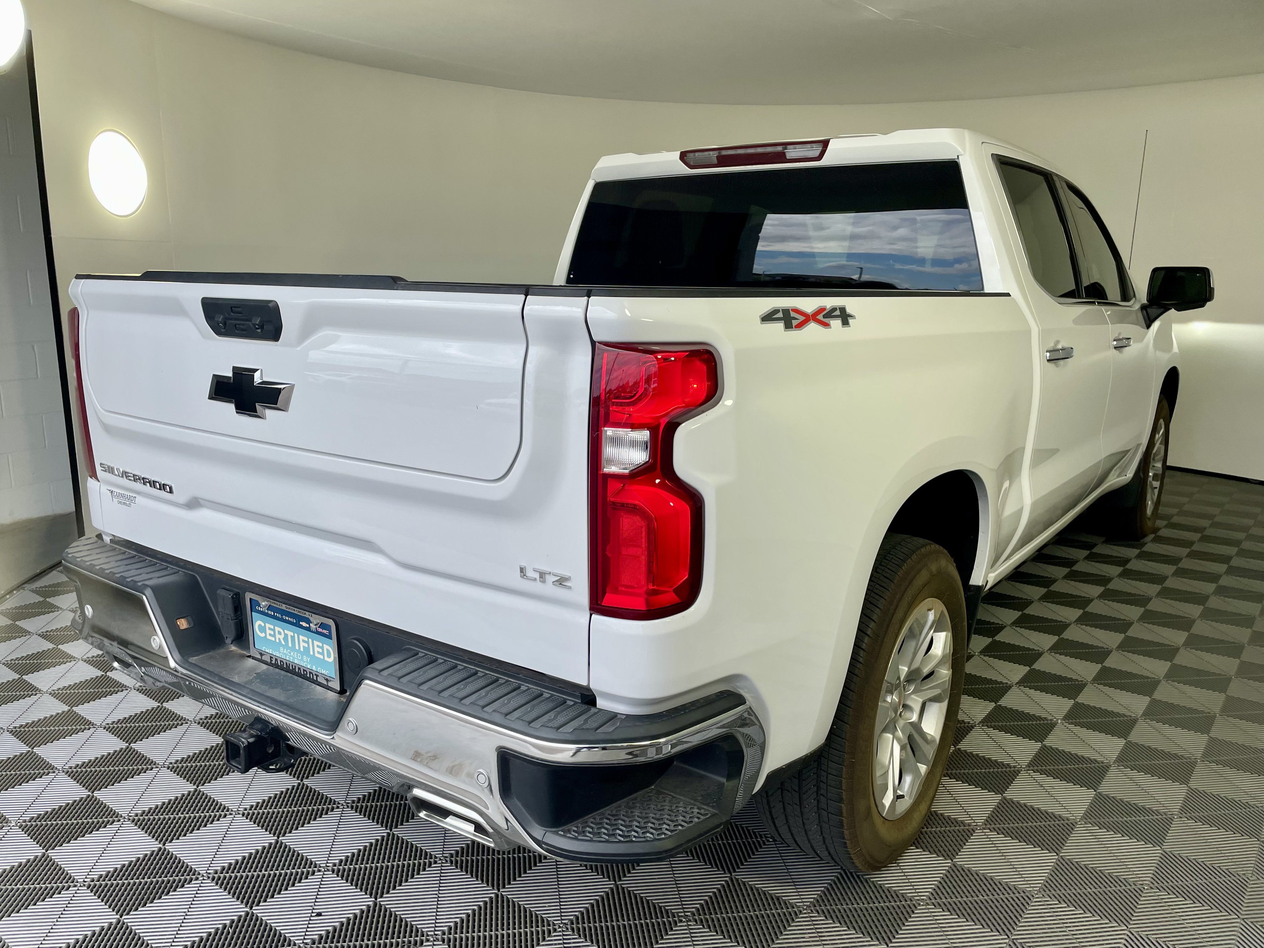 Used 2025 Chevrolet Silverado 1500 LTZ AWD/4WD image 4