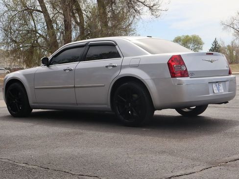 Used 2010 Chrysler 300 Touring image 7