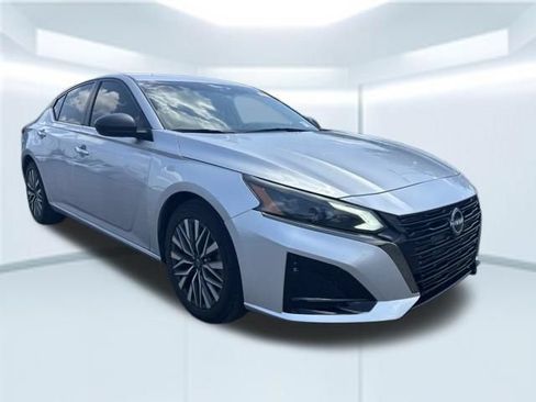 Used 2024 Nissan Altima 2.5 SV FWD image 3