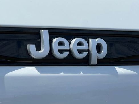 Used 2024 Jeep Grand Cherokee Laredo w/ Trailer Tow Package AWD/4WD image 45
