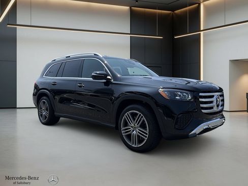Used 2025 Mercedes-Benz GLS 450 4MATIC image 3