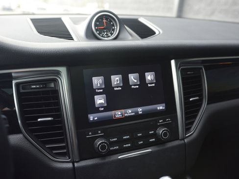 Certified 2018 Porsche Macan image 23