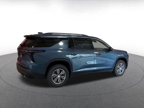 Used 2025 Chevrolet Traverse LT FWD image 12