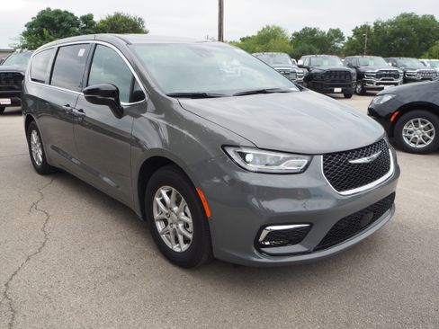 New 2025 Chrysler Pacifica Select w/ Uconnect Theater Family Group image 4