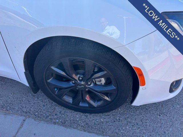 Used 2020 Chrysler Pacifica Touring-L Plus FWD image 3