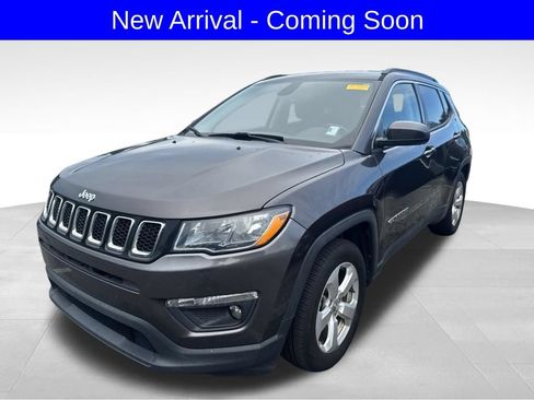 Used 2019 Jeep Compass Latitude FWD image 2