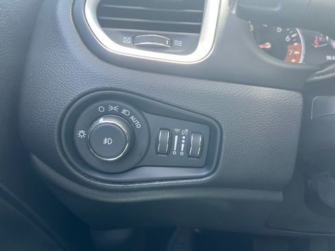 Used 2019 Jeep Renegade Latitude w/ UConnect 8.4 Nav Group FWD image 19