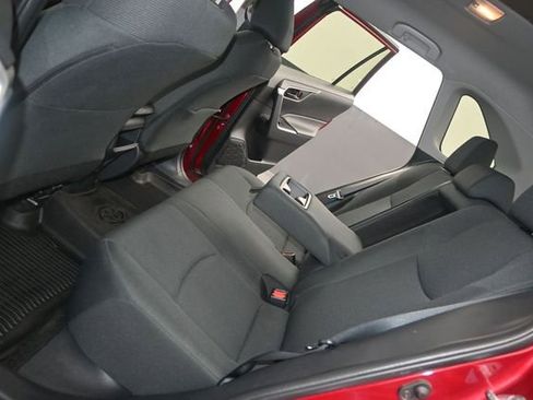 Used 2021 Toyota RAV4 LE FWD image 13