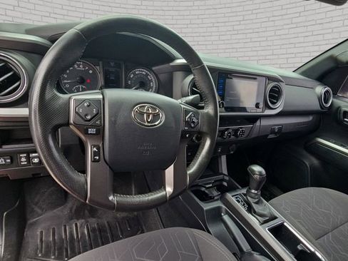 Used 2017 Toyota Tacoma TRD Off-Road AWD/4WD image 16