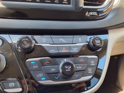 Used 2020 Chrysler Pacifica Touring-L FWD image 23