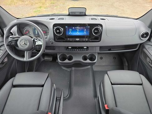 Used 2025 Mercedes-Benz Sprinter 2500 image 17