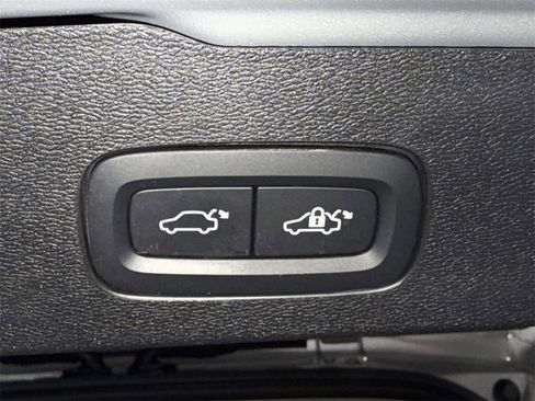 Used 2023 Volvo V60 B5 Cross Country Plus w/ Climate Package image 18