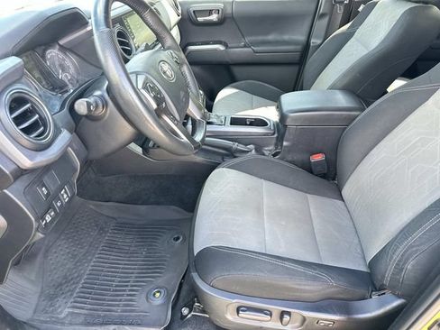 Used 2023 Toyota Tacoma TRD Off-Road w/ Technology Package AWD/4WD image 17