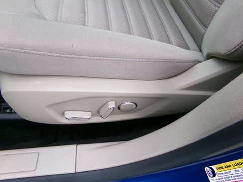 Used 2018 Ford Fusion SE FWD image 12