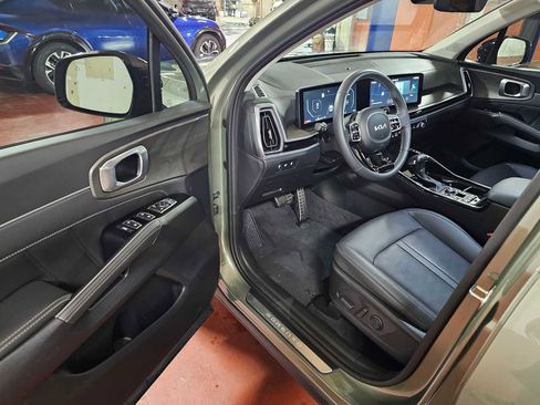 Used 2025 Kia Sorento SX image 23