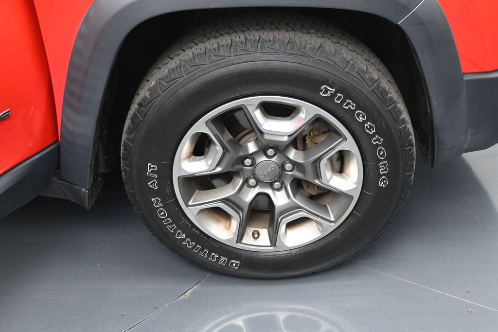 Used 2019 Jeep Cherokee Trailhawk w/ Comfort/Convenience Group AWD/4WD image 36