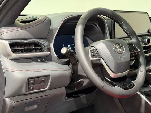 Used 2025 Toyota Highlander XSE AWD/4WD image 17