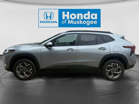 Used 2025 Chevrolet Trax LT FWD image 5