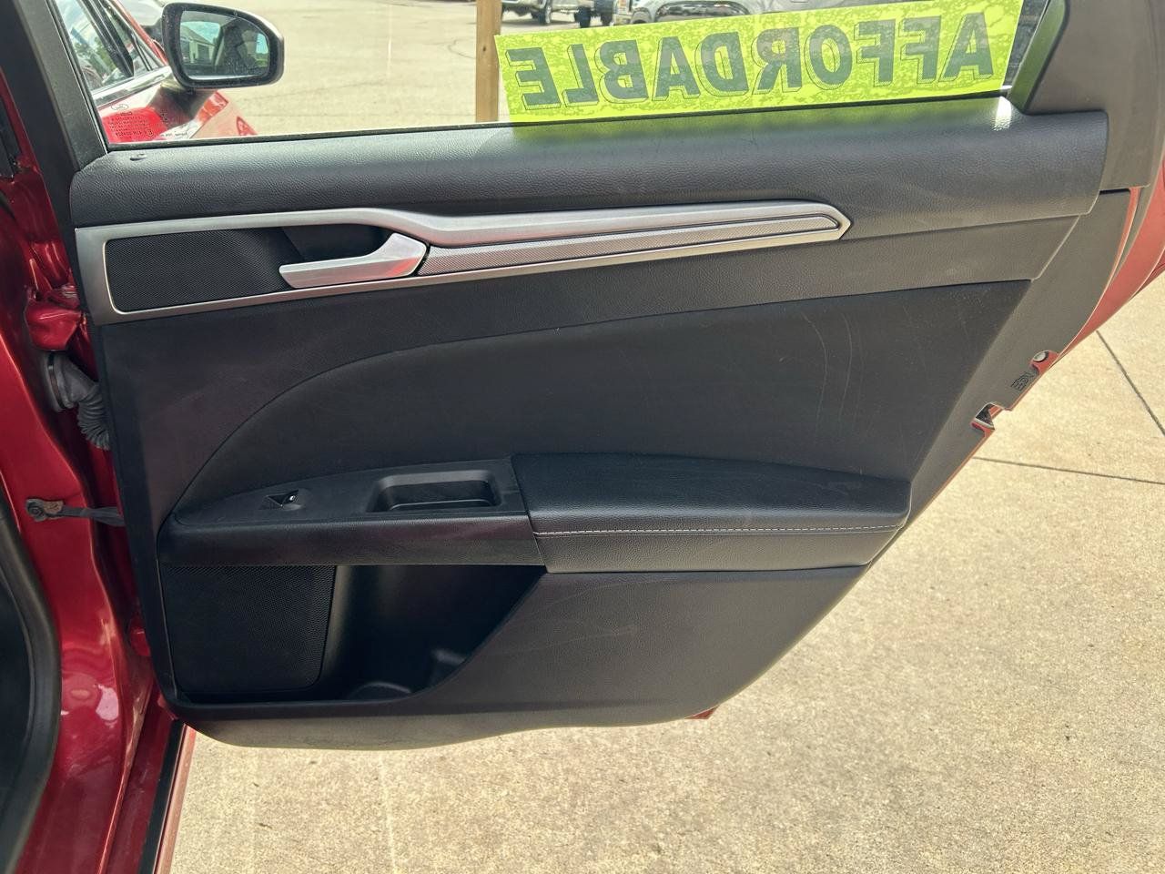 Used 2020 Ford Fusion SE FWD image 15