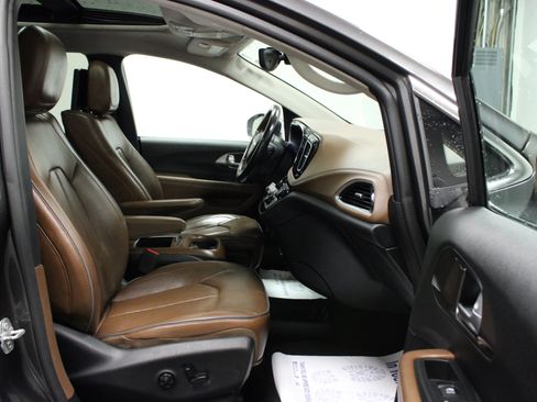 Used 2017 Chrysler Pacifica Limited FWD image 18