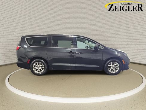 Used 2023 Chrysler Voyager LX FWD image 4