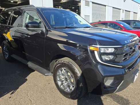 Used 2025 Ford Expedition Active image 3