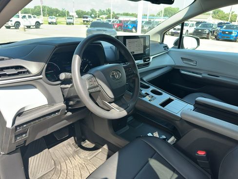 Used 2026 Toyota Sienna LE AWD/4WD image 15