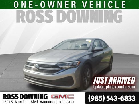 Used 2024 Volkswagen Jetta SE image 1