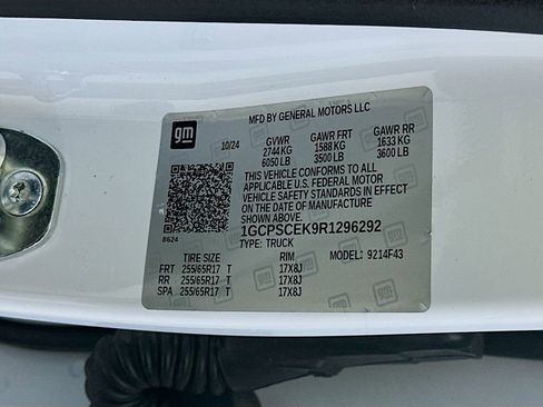 Used 2024 Chevrolet Colorado LT w/ LT Convenience Package II image 32