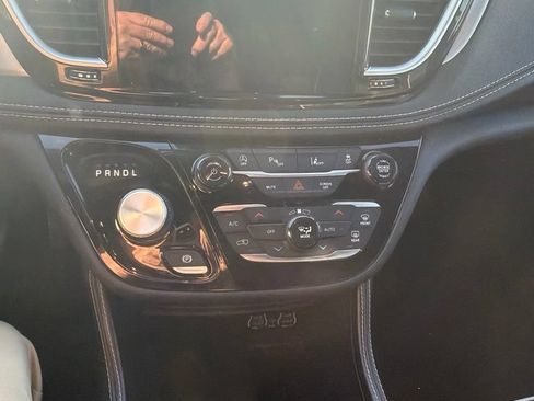 Used 2025 Chrysler Pacifica Limited FWD image 10