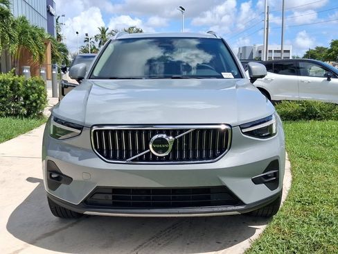 Used 2025 Volvo XC40 B5 Plus AWD/4WD image 2