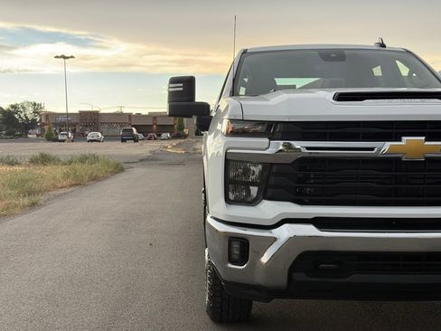 Used 2024 Chevrolet Silverado 2500 LT w/ Convenience Package AWD/4WD image 4