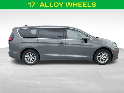 Used 2023 Chrysler Pacifica Touring-L FWD image 6