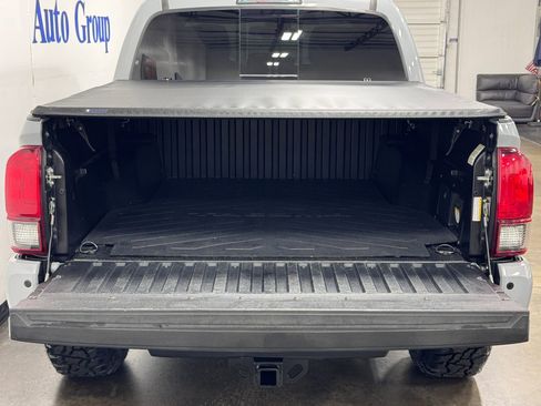 Used 2019 Toyota Tacoma TRD Off-Road w/ Technology Package image 10