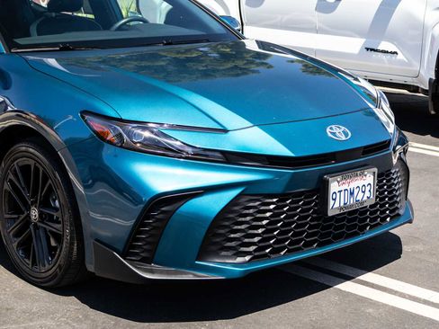 Used 2025 Toyota Camry SE image 4