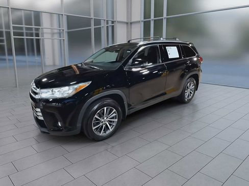 Certified 2019 Toyota Highlander XLE AWD/4WD image 4