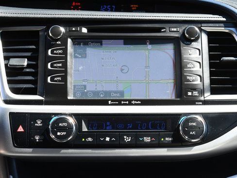 Used 2019 Toyota Highlander XLE w/ Carpet Mat Package (TMS) image 21